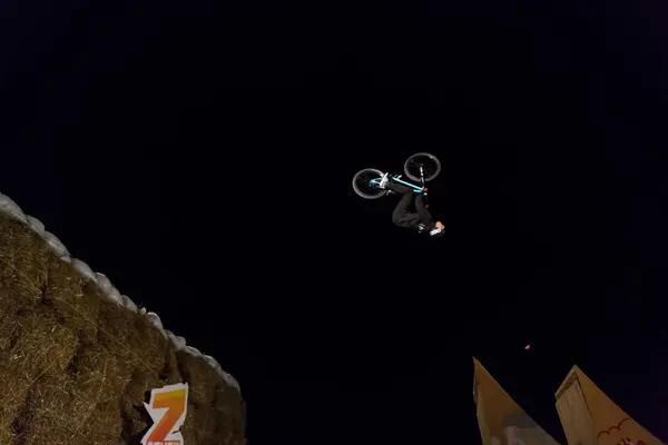 Οδησσός Ουκρανία Αυγούστου 2017 Αναβάτη Bmx Αγνώστων Κάνοντας Ποδήλατο Νύχτα — Φωτογραφία Αρχείου