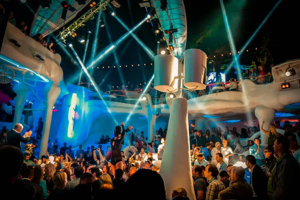 奥德萨 乌克兰 2013年5月24日 夜总会 人们享受与五颜六色的灯光跳舞的声音 烟雾机和灯光显示 — 图库照片