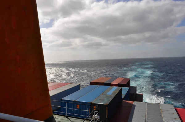 大型コンテナー船船長のパイロット橋からオーシャン ビュー 海の霧深い天候で大型の容器 写真にロゴがないです — ストック写真