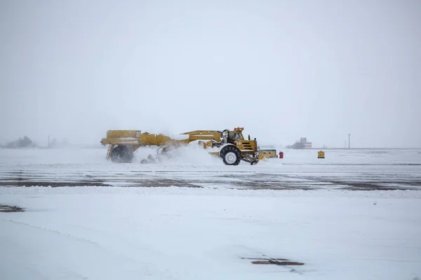 Limpiando Aeropuerto Con Bulldozers Los Delantales Del Aeropuerto Nieve Durante —  Fotos de Stock