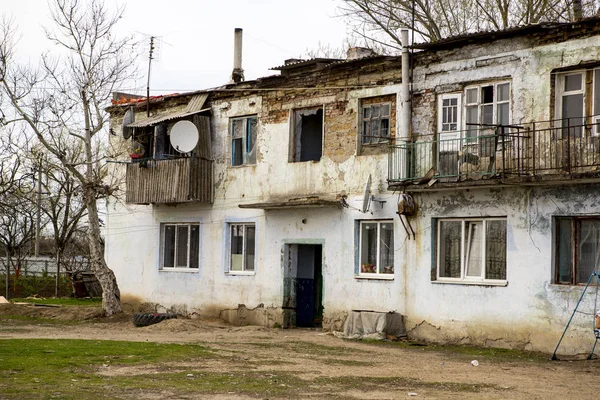 被毁的老房子 村里用贝壳岩石 秸秆和粘土建造的房子的废墟 可怜的老村庄 — 图库照片