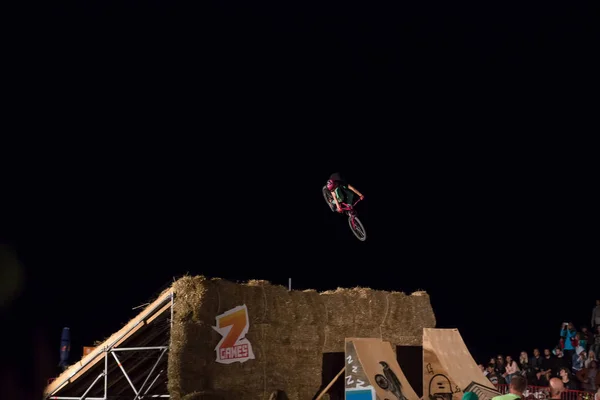 オデッサ ウクライナ 2017 正体不明の Bmx ライダー Bmx 競技中にジャンプの夜バイク作り — ストック写真