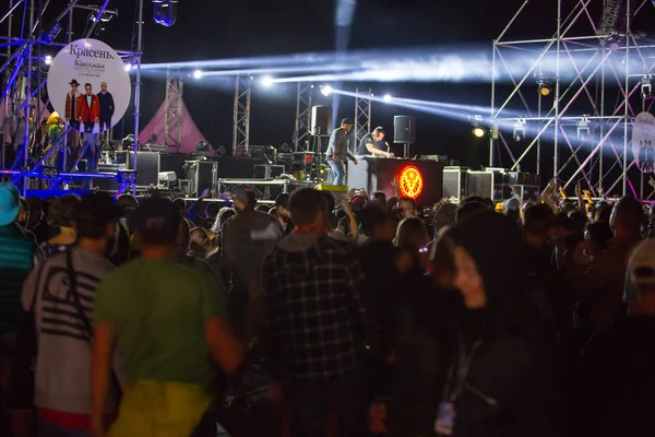 Siluetter Concert Folkmassa Framför Ljusa Scenbelysningen Utomhus Festival Natt Part — Stockfoto