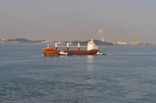 海で貨物船をドライ海 — ストック写真