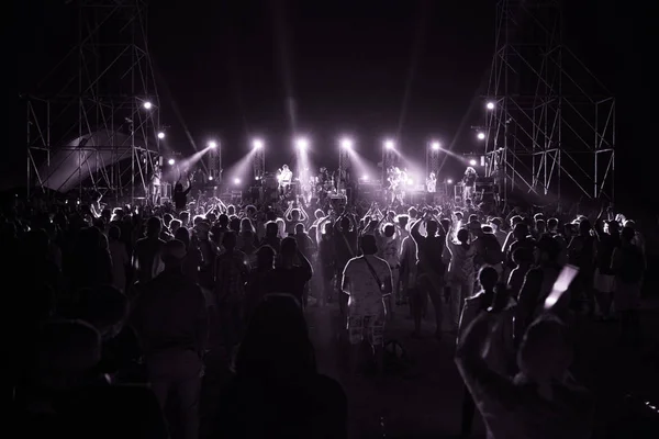 Siluetas Multitud Conciertos Frente Las Luces Del Escenario Brillantes Multitud —  Fotos de Stock