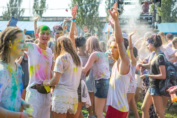 Odessa Ukraina Sierpnia 2017 Młodzi Ludzie Obchodzić Holi Festiwal Kolor — Zdjęcie stockowe