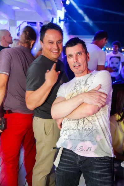 Odessa Ucraina Giugno 2013 Ibiza Night Club Persone Sorridenti Posa — Foto Stock