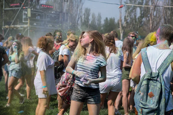 オデッサ ウクライナ 2017 若い人たちは 公園でホーリー カラー祭りを祝います 幸せな友人ホーリー祭では夏にはカラフルなパウダー クラウドとパーティー — ストック写真