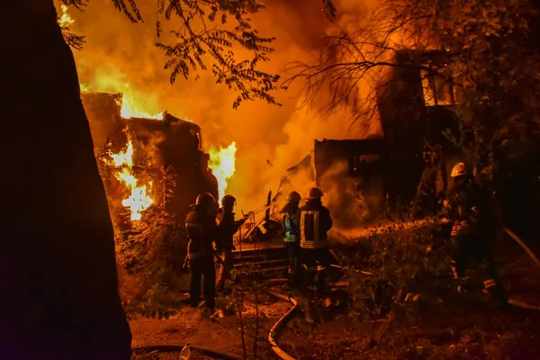 Strażacy Gaszenia Ognia Dużej Skali Prywatnym Domu Nocy — Zdjęcie stockowe