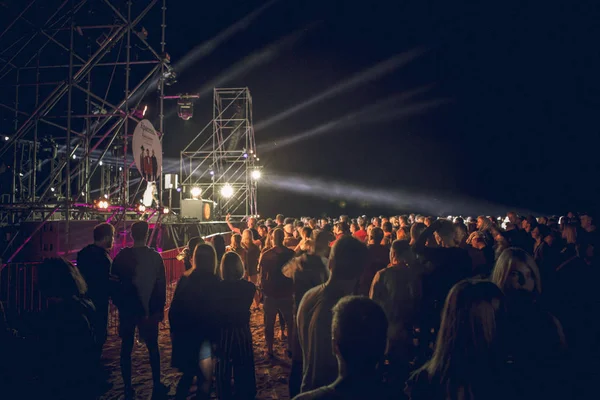 Silhouettes Concert Crowd Front Bright Stage Lights Outdoor Festival Night — Stock Photo, Image