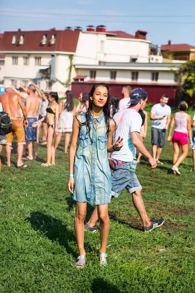 Odessa Ukraina Augusti 2017 Unga Människor Fira Holi Färg Festival — Stockfoto