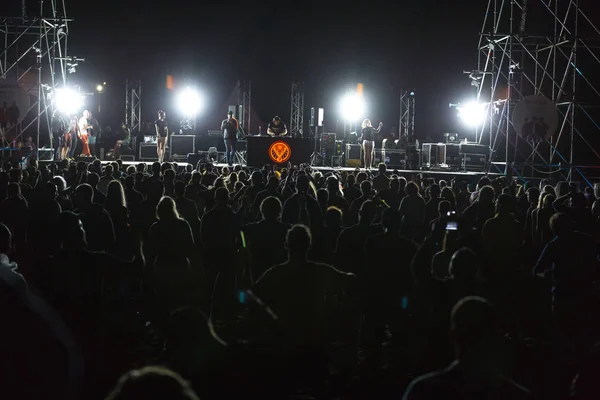 Siluetas Multitud Conciertos Frente Las Luces Del Escenario Brillantes Multitud — Foto de Stock