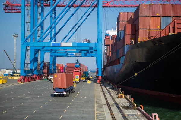 Containerschiff Bei Der Verladung Hafen Containerterminal — Stockfoto