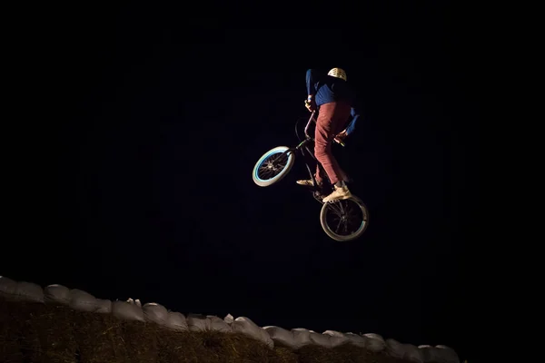 Odessa Oekraïne Augustus 2017 Unidentified Bmx Rider Nacht Fiets Springen — Stockfoto