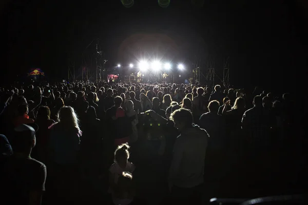 Silhouetten Von Konzertbesuchern Vor Hellen Bühnenlichtern Publikum Bei Musikkonzert — Stockfoto