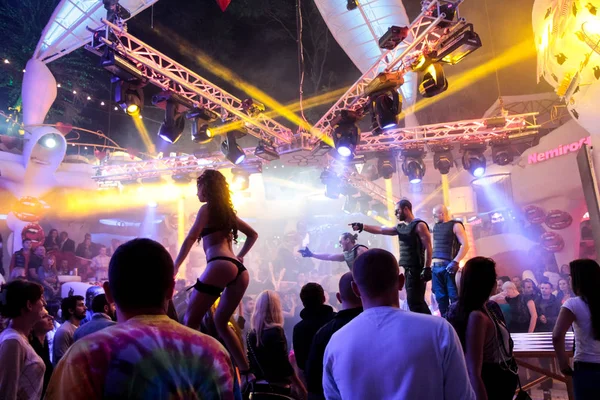 オデッサ ウクライナ 2013 夜クラブ のパーティーの人々 踊りを楽しむ音楽 カラフルな光のサウンド 夜のパーティー中にイビサ島の夜クラブで煙のマシンとライトを表示します — ストック写真