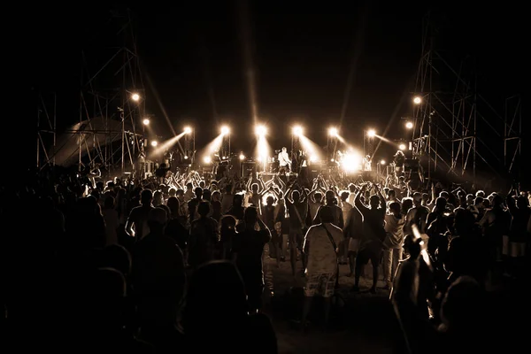 Siluetas Multitud Conciertos Frente Las Luces Del Escenario Brillantes Multitud —  Fotos de Stock