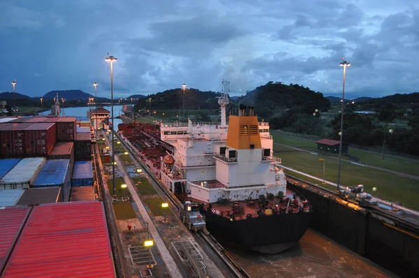 パナマ運河のロックを通過する商船 — ストック写真