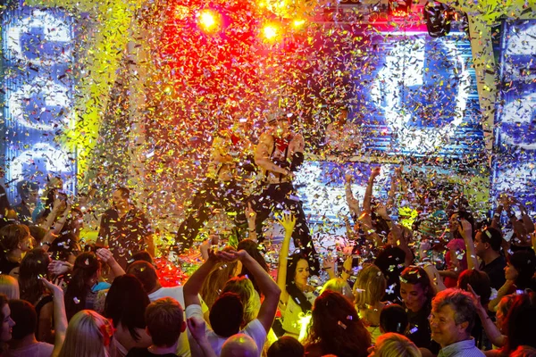 オデッサ ウクライナ 2013 夜パーティー祭 群衆紙吹雪と人々 のシルエット ナイトクラブのパーティー 夜のクラブでのコンサートでの パーティーの最中にカラフルなライト — ストック写真