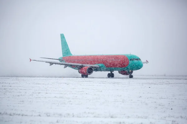 Modernes Zweimotoriges Passagierflugzeug Rollt Bei Schneesturm Zum Start Auf Flughafen — Stockfoto