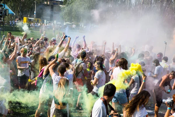 Odessa Ukraina Sierpnia 2017 Młodzi Ludzie Obchodzić Holi Festiwal Kolor — Zdjęcie stockowe