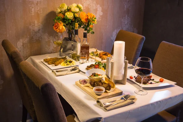 Mesa Con Ramo Flores Vino Hermosa Mesa — Foto de Stock