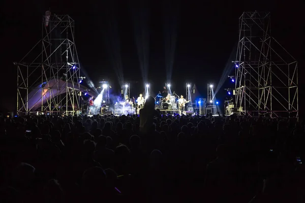 Siluetas Multitud Conciertos Frente Las Luces Del Escenario Brillantes Multitud —  Fotos de Stock