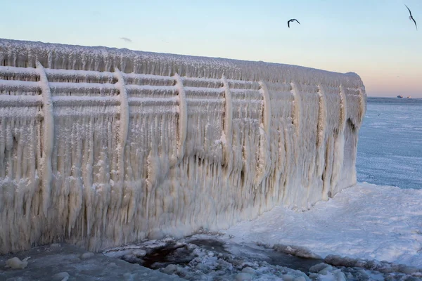 冬季自然灾害在冬季风暴后冰封海上长廊 — 图库照片
