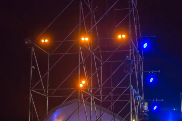 Palco Luz Concerto Pessoas Estão Ver Concerto Rock Silhuetas Multidão — Fotografia de Stock