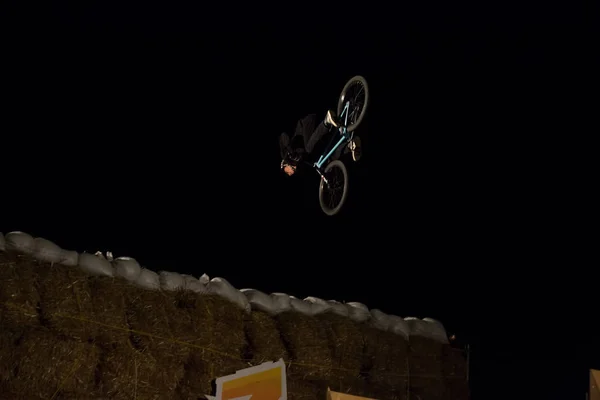 Odessa Ucrânia Agosto 2017 Ciclista Bmx Não Identificado Fazendo Salto — Fotografia de Stock