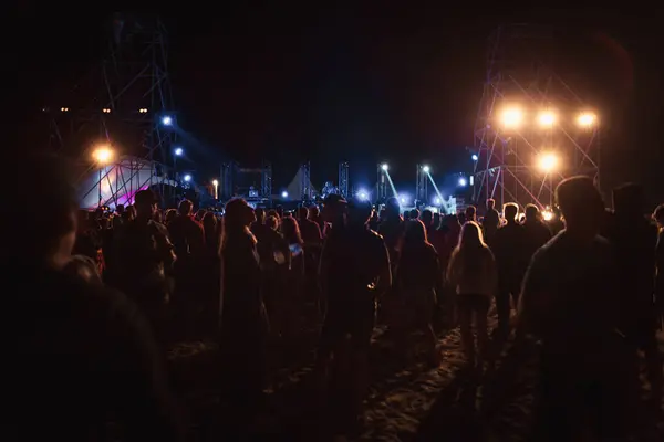 Silhouettes Foule Concert Devant Des Lumières Vives Scène Fête Fête — Photo