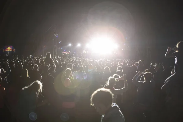 Silhuetas Multidão Concerto Frente Luzes Palco Brilhantes Multidão Concerto Música — Fotografia de Stock