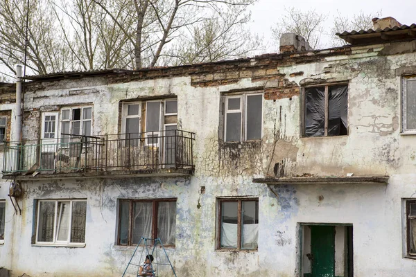 被毁的老房子 村里用贝壳岩石 秸秆和粘土建造的房子的废墟 可怜的老村庄 — 图库照片