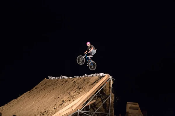 Odessa Ucrania Agosto 2017 Jinete Identificado Bmx Haciendo Salto Nocturno — Foto de Stock