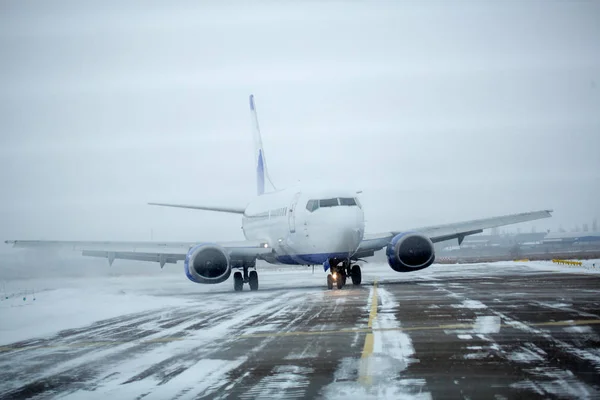 Modern Twin Engine Passenger Airplane Taxiing Take Airport Snow Blizzard — Stock Photo, Image