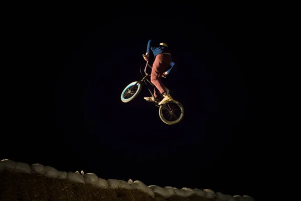 Odessa Ucrania Agosto 2017 Jinete Identificado Bmx Haciendo Salto Nocturno — Foto de Stock