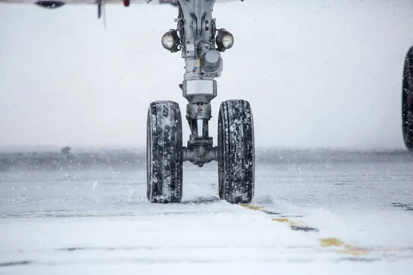 Nahaufnahme Von Flugzeugchassis Schnee Auf Flughafenplattform — Stockfoto