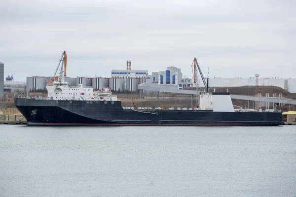 Roro Gemisiyle Bağlantı Noktası Feribot Terminali Yükleme Veya Boşaltma — Stok fotoğraf