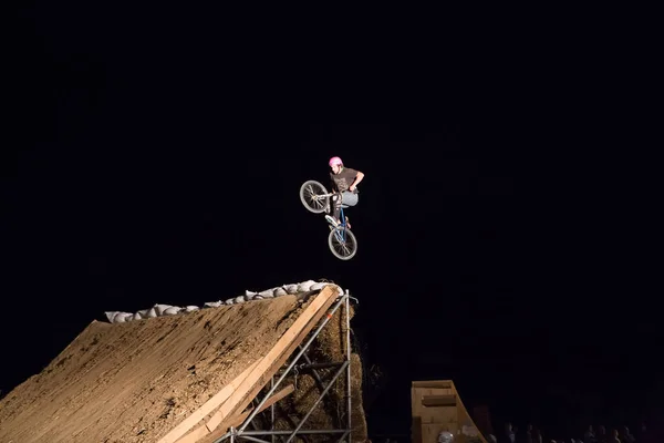 Odessa Ucrânia Agosto 2017 Ciclista Bmx Não Identificado Fazendo Salto — Fotografia de Stock