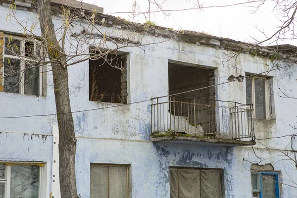 被毁的老房子 村里用贝壳岩石 秸秆和粘土建造的房子的废墟 可怜的老村庄 — 图库照片