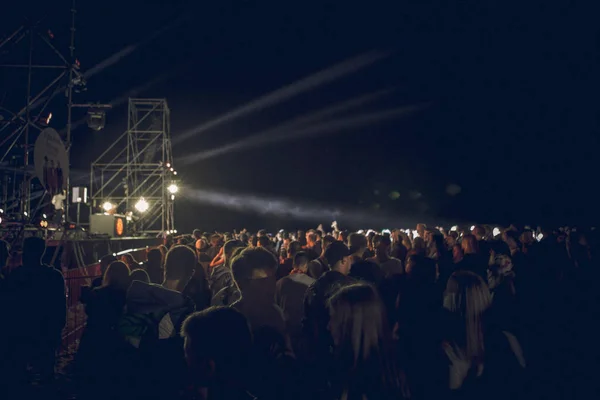 Sziluettek Koncert Tömeg Előtt Fényes Színpadon Lights Szabadtéri Fesztivál Éjszakai — Stock Fotó