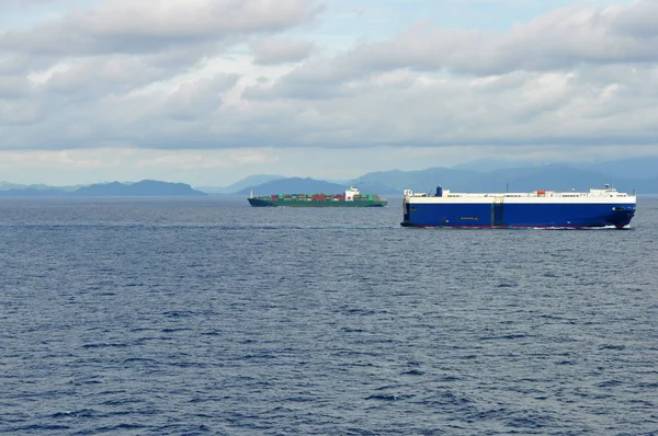 Roro 海沿岸海域における大規模な商船 Roro 昼間に海を移動商人の船 — ストック写真