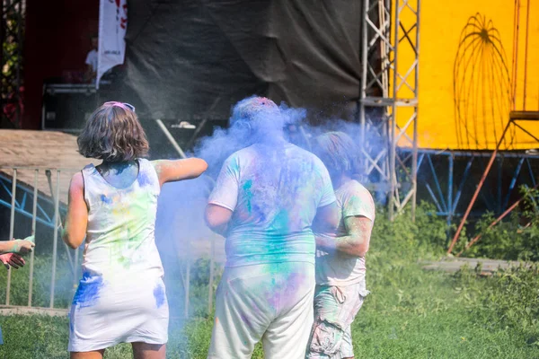 Odessa Ukraina Sierpnia 2017 Młodzi Ludzie Obchodzić Holi Festiwal Kolor — Zdjęcie stockowe