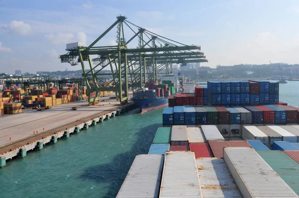 Grote Containerschip Nadert Pier Van Containerterminal Van Haven Van Singapore — Stockfoto