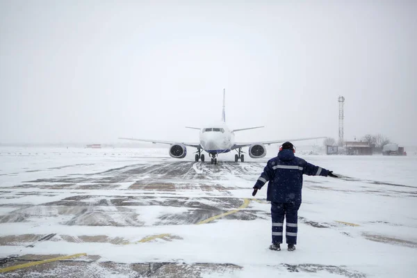 Miembro Tripulación Tierra Aparcamiento Avión Pasajeros Moderno Delantal Del Aeropuerto —  Fotos de Stock