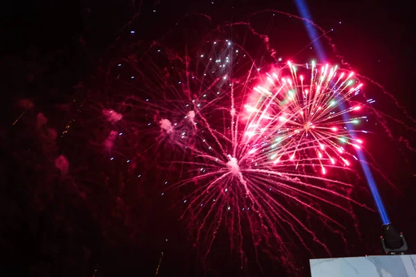 Nézd Éjszakai Égbolton Robbanó Tűzijáték — Stock Fotó