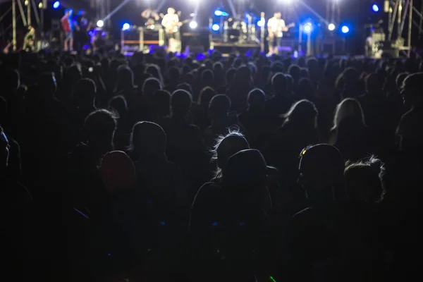 Siluetas Multitud Conciertos Frente Las Luces Del Escenario Brillantes Multitud — Foto de Stock