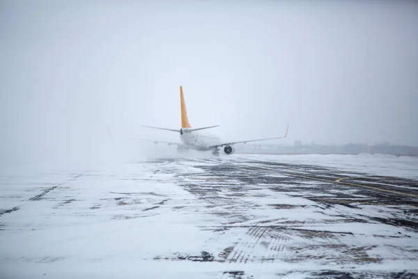 Moderno Avión Pasajeros Dos Motores Taxi Para Despegar Aeropuerto Durante —  Fotos de Stock