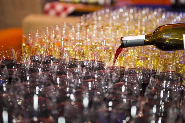 Πολλά Ποτήρια Αλκοόλ Λευκό Γυαλιά Κρασιού Διέλευση Ποτήρια Κόκκινο Κρασί — Φωτογραφία Αρχείου