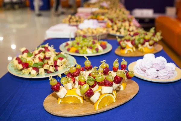 Sweet Buffet Table Beautifully Decorated Catering Banquet Table Burgers Profiteroles — Stock Photo, Image